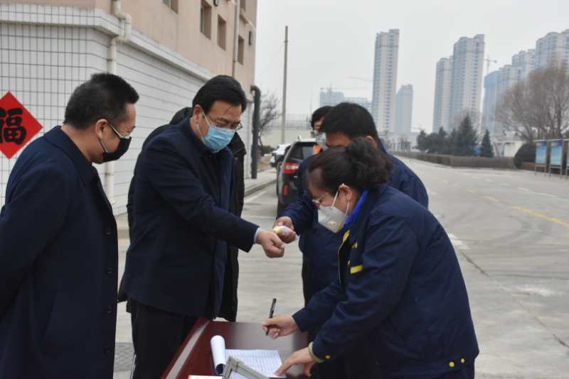 市城管局劉云飛局長一行蒞臨忻州市水務(wù)有限責(zé)任公司污水處理分公司檢查疫情防控及復(fù)工復(fù)產(chǎn)工作情況。.jpg