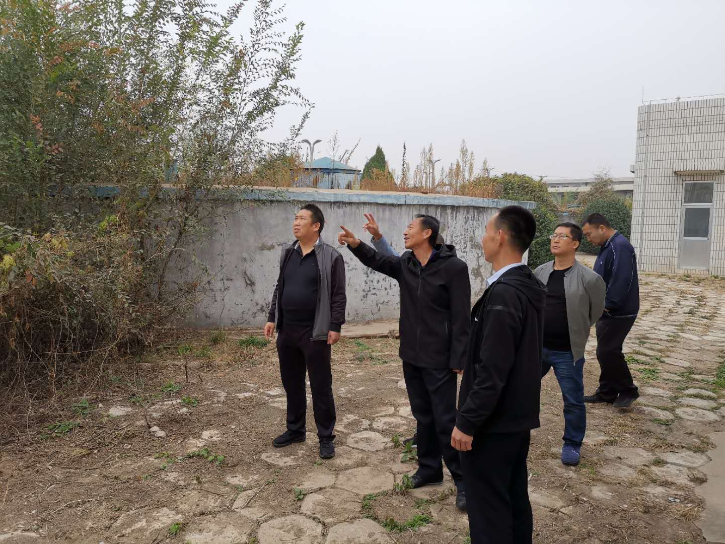 公司總經(jīng)理王建人在供水、污水生產(chǎn)一線開展風(fēng)險隱患排查 (1).jpg