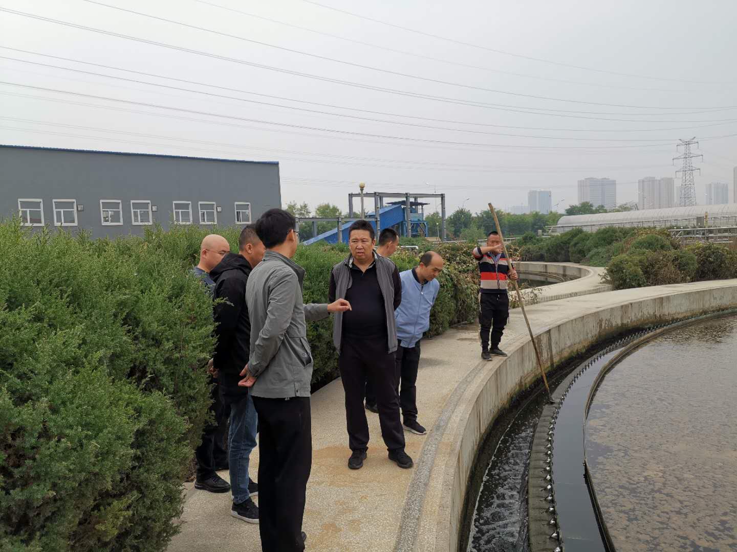 公司總經(jīng)理王建人在供水、污水生產(chǎn)一線開展風(fēng)險隱患排查 (2).jpg